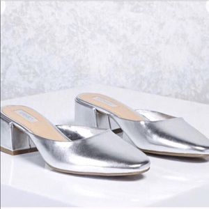 Round toe metallic mules